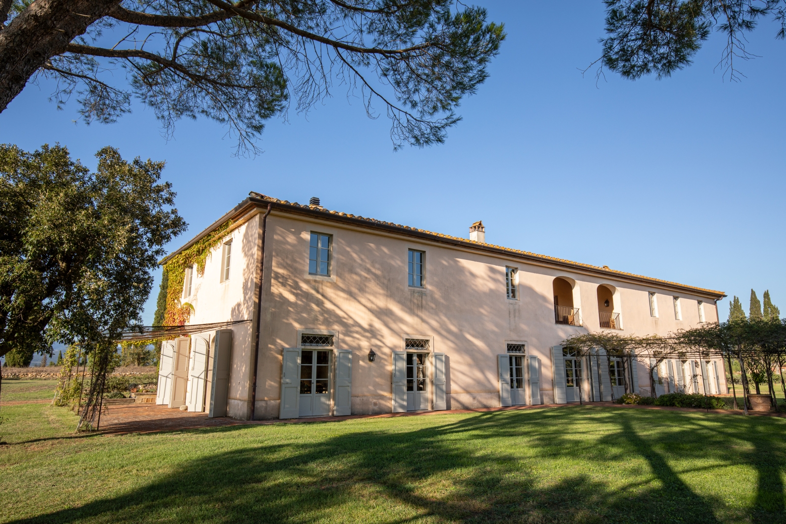 Exterior view of La Vigna villa in Tuscany Italy