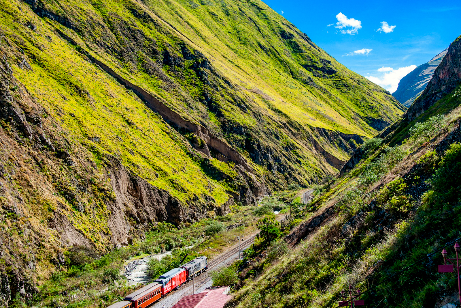 A train navigating the Devil's Nose in Ecuador