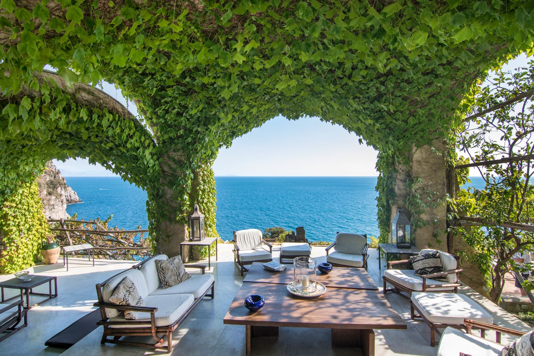 outdoor arches in villa Marinao, with outdoor lounge seats and table