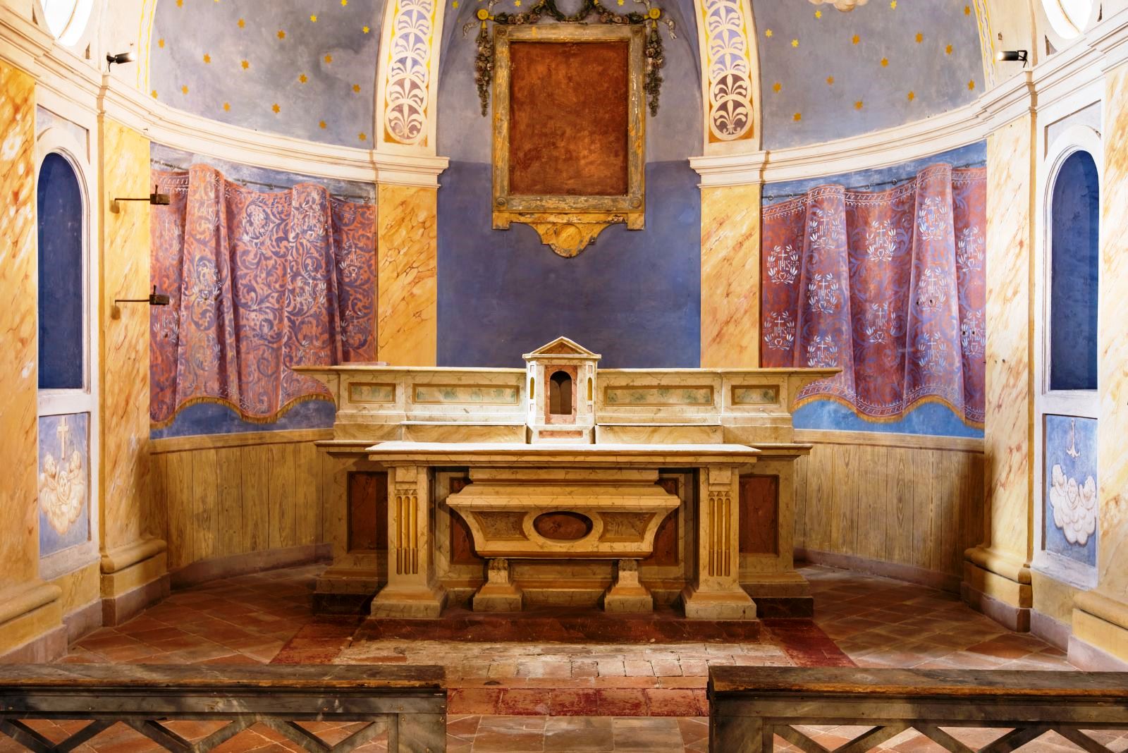 Alter in the chapel at villa del conte in umbria, Italy