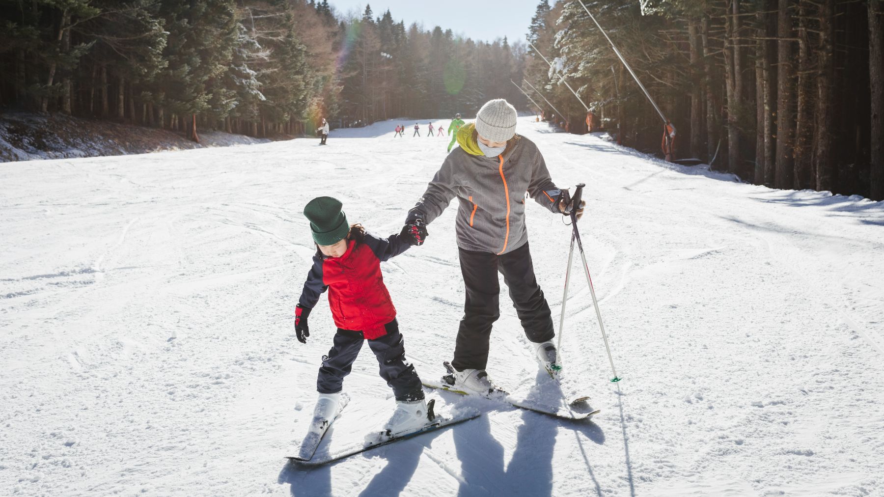 A mither and child skiing in Japan