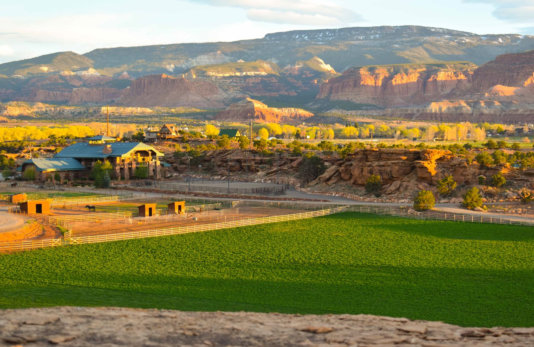 The grounds of Cougar Ridge in Utah with sandstone cliffs backdrop